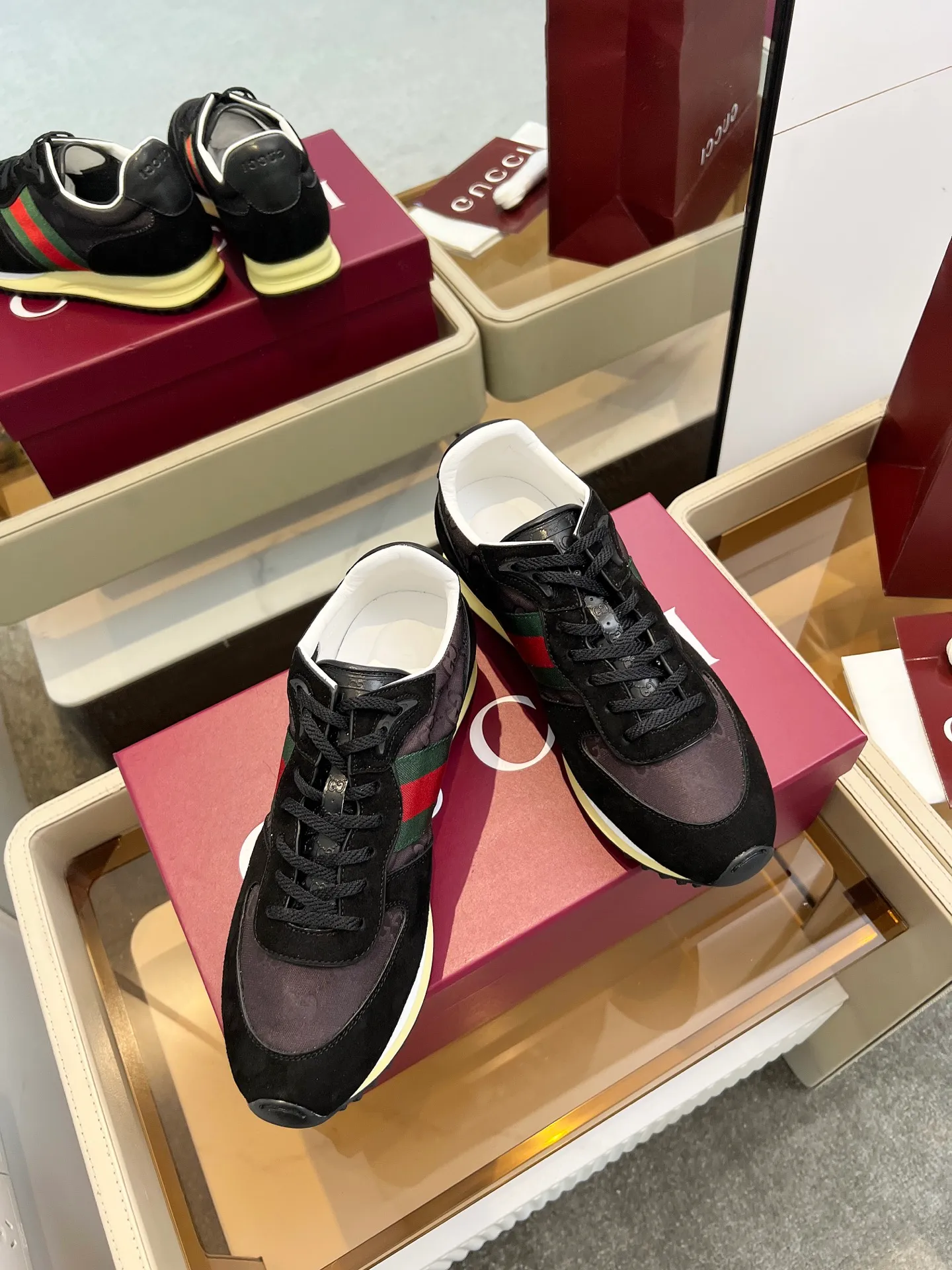 👟👟Ex-factory price 620👟👟 The design of Gucci's new casual shoes is simply amazing. The classic double G logo is matched with retro red and green webbing. It is fashionable and high-end. It is completely the top element in the fashion circle. It is highly recognizable when worn and keeps turning heads. 💯 The upper is soft and breathable, and the upper foot is comfortable! The soles are made of special cushioning material, so your feet won’t get tired no matter how much you walk. They are perfect for daily commuting, shopping, and traveling. Code number 40-45
